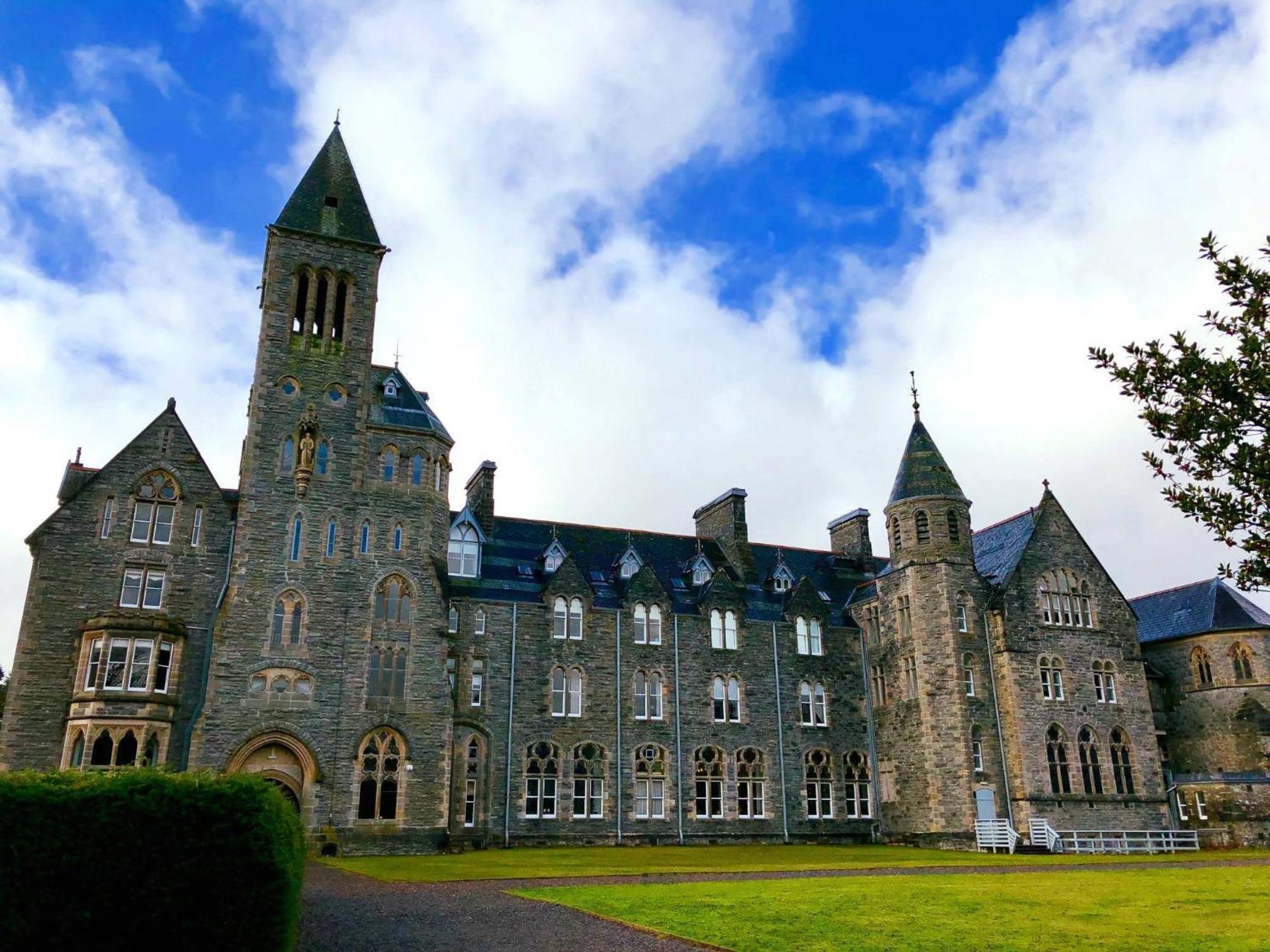The Classrooms, Loch Ness Abbey - 142M2 Lifestyle & Heritage Apartment - Pool & Spa - The Highland Club - Resort On Lake Shores Fort Augustus Kültér fotó