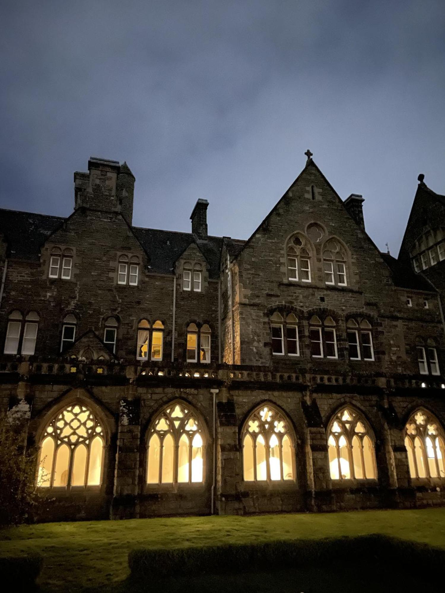 The Classrooms, Loch Ness Abbey - 142M2 Lifestyle & Heritage Apartment - Pool & Spa - The Highland Club - Resort On Lake Shores Fort Augustus Kültér fotó